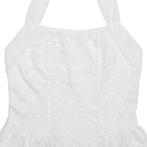 Détails de la robe blanche en dentelle avec texture florale et col licou élégant