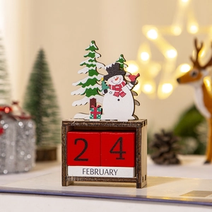 Houten kerst aftelkalender met sneeuwpop decoratie en rode datumblokken op tafelblad