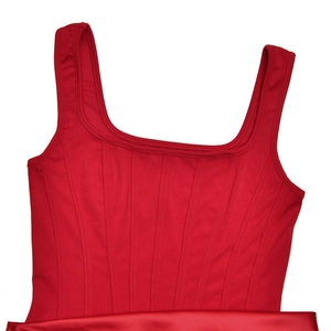 Détail de robe rouge sans manches à col carré avec coutures style corset et tissu satiné