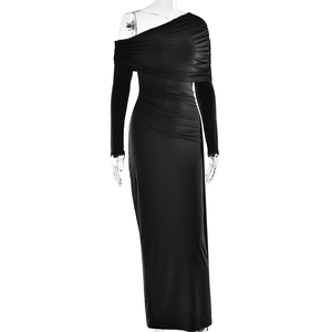 Détails du drapé élégant et du design froncé sur cette robe de soirée noire moulante