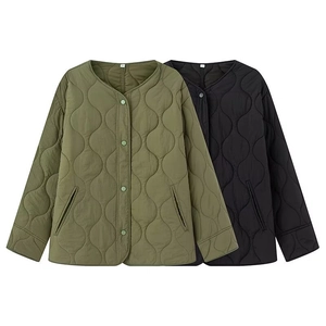 Leichte Damen-Steppjacke in Olivgrün und Schwarz mit Wellensteppung und Knopfleiste