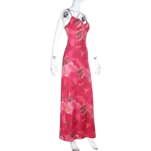 Vue détaillée de l'imprimé floral rose et du tissu léger de la robe longue d'été
