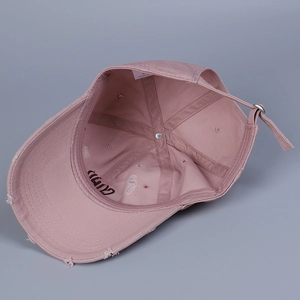 Détails de la casquette rose en coton avec bord usé et boucle de réglage métallique