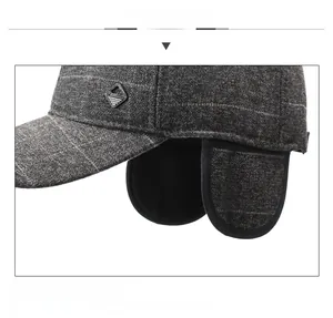 Dettaglio del cappello invernale a quadri con paraorecchie ispessiti e trama in lana