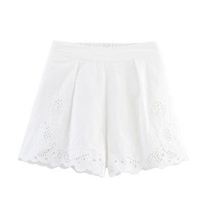 Pantaloncini bianchi ricamati con elastico in vita e dettagli in pizzo floreale sull'orlo