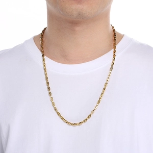 Collier à maillons marine doré en acier inoxydable porté par un mannequin