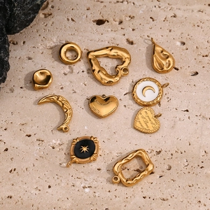 Nahaufnahme der 18K vergoldeten Edelstahl-Anhänger mit Herz- und Mond-Texturen