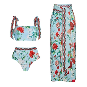 Set bikini tre pezzi a fiori con top a fascia, slip vita alta e gonna pareo lunga