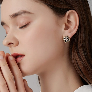 Élégantes boucles d'oreilles géométriques plaquées or avec cristaux de style vintage