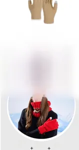 Détail d'un ensemble d'hiver avec bonnet à pompon rouge, écharpe et gants tactiles