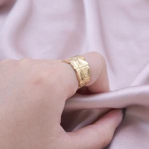 Minimalist gold quilted geometric ring in stainless steel for a luxury fashion look