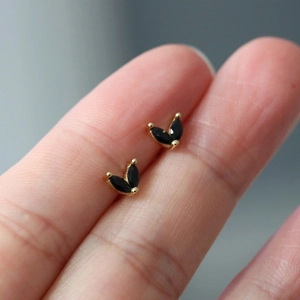 Macro shot of V-shaped black zircon leaf earrings in gold-plated s925 silver setting