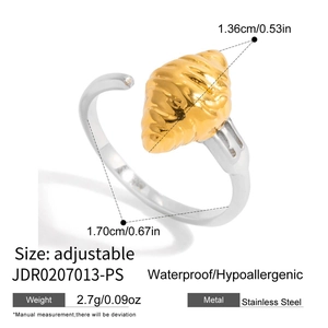 Détail de la bague croissant avec dimensions de 1,36cm de largeur et 1,70cm de diamètre