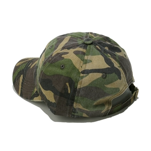 Détail de casquette camouflage montrant la boucle métallique et la texture en coton