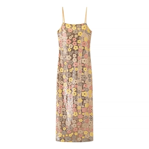 Robe longue à fleurs brodée de paillettes avec de fines bretelles en beige et rose