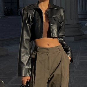 Blouson motard court en cuir noir pour femme avec détails métalliques au style urbain