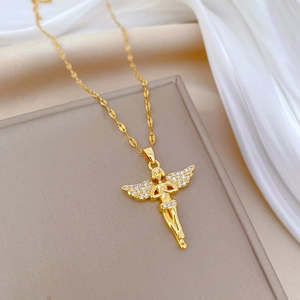 Élégant collier pendentif ange doré avec ailes en zircon étincelant sur une boîte à bijoux