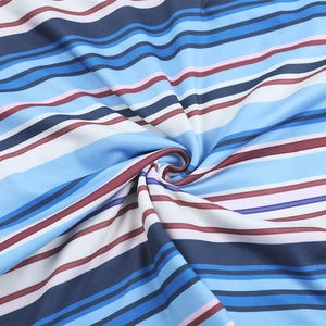 Détail de la texture en maille à rayures colorées avec motif de pliage en spirale