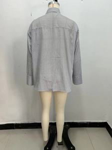 Vue arrière d'une chemise en popeline rayée pour femmes avec coupe ample et fines rayures