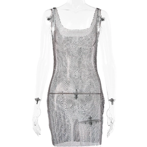 Détails de la mini robe en maille noire transparente avec strass brillants et texture métal