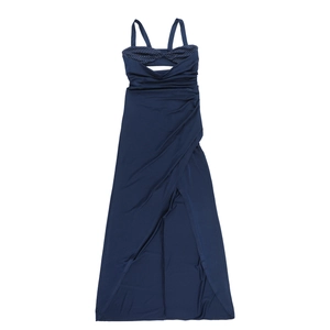 Détail d'une robe en satin bleu marine avec texture plissée et fente haute pour femme