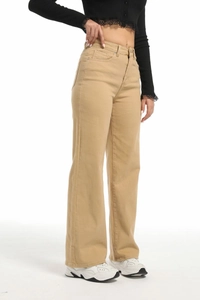 Détail du jean taille haute kaki avec bouton métallique et design classique à cinq poches