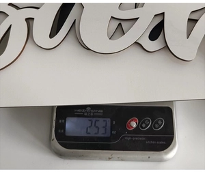 Vue détaillée du panneau en bois Oh Baby blanc pesant 253g pour décor de fête