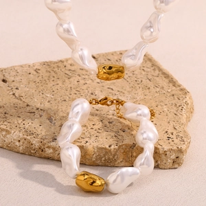 Ensemble collier et bracelet en perles baroques avec perles plaquées or 18 carats