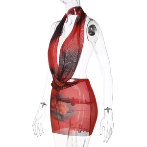 Dettaglio dell'abito halter in mesh rosso e nero con motivo stampato e tessuto velato