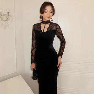 Robe moulante élégante en velours noir et dentelle avec un design d'encolure évidée