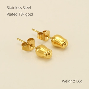 Detailed view of 18k gold plated tulip bud earrings in stainless steel, weight 1.6g