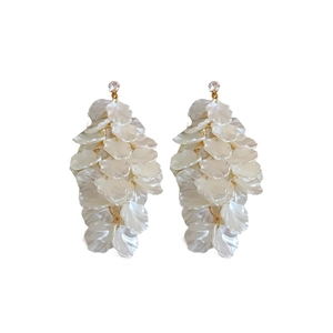 Eleganti orecchini a nappa con petali in acrilico bianco e perni in cristallo dorato