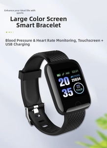 Dettaglio del bracciale smart nero con grande schermo a colori e ricarica USB diretta