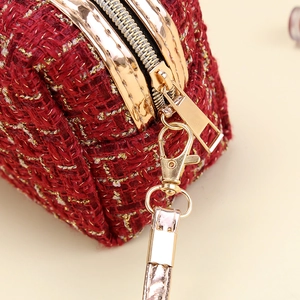 Rote Kosmetiktasche aus Tweed mit goldenem Reißverschluss und Band in der Draufsicht