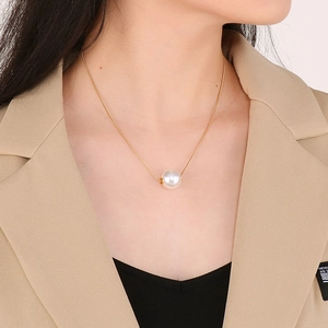 Elegante collana in acciaio al titanio dorato con ciondolo a perla bianca tonda da donna