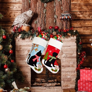 Lot de chaussettes de Noël avec broderies chat et chien suspendues à une cheminée