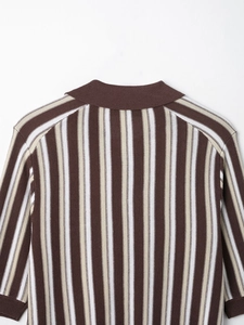 Detailaufnahme des braun gestreiften Polokragens und der Strickstruktur des Oberteils