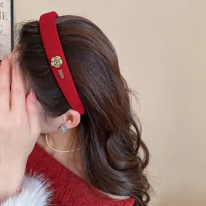 Serre-tête large en velours rouge élégant avec détails de rose dorée et style rétro
