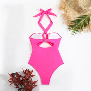 Dettaglio del costume intero fucsia con allacciatura al collo e fibbia in metallo