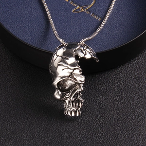 Collier punk en acier inoxydable avec pendentif demi-crâne et chaîne à billes argentée