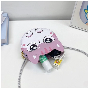 Capacité interne du sac chat pour enfants montrant l'espace pour petite papeterie