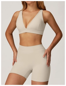 Détail de la texture du tissu élastique brossé sur l'ensemble soutien-gorge de sport