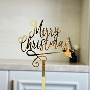 Détail du cake topper Merry Christmas en acrylique miroir doré avec étoile festive