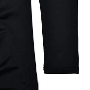 Gros plan sur la texture du tissu et les coutures de la robe moulante noire unie