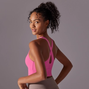 Brassière de sport rose avec bretelles croisées et détails ajourés pour fitness