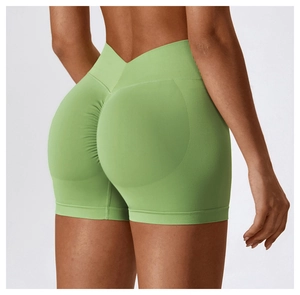 Gros plan sur le short de yoga vert avec taille haute et fronces pour un effet galbant