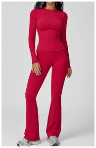 Ensemble haut de yoga rouge à manches longues et legging évasé à taille haute sport