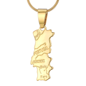 Dettaglio della collana con ciondolo mappa del Portogallo placcata oro 18K e nomi di città