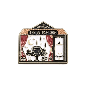Cartoon-Emaille-Abzeichen von The Witch Shop mit 333 Wicked Way auf weißem Grund