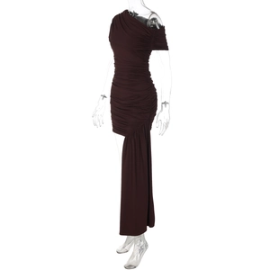 Détail de la robe asymétrique marron foncé avec fronces et ourlet drapé élégant